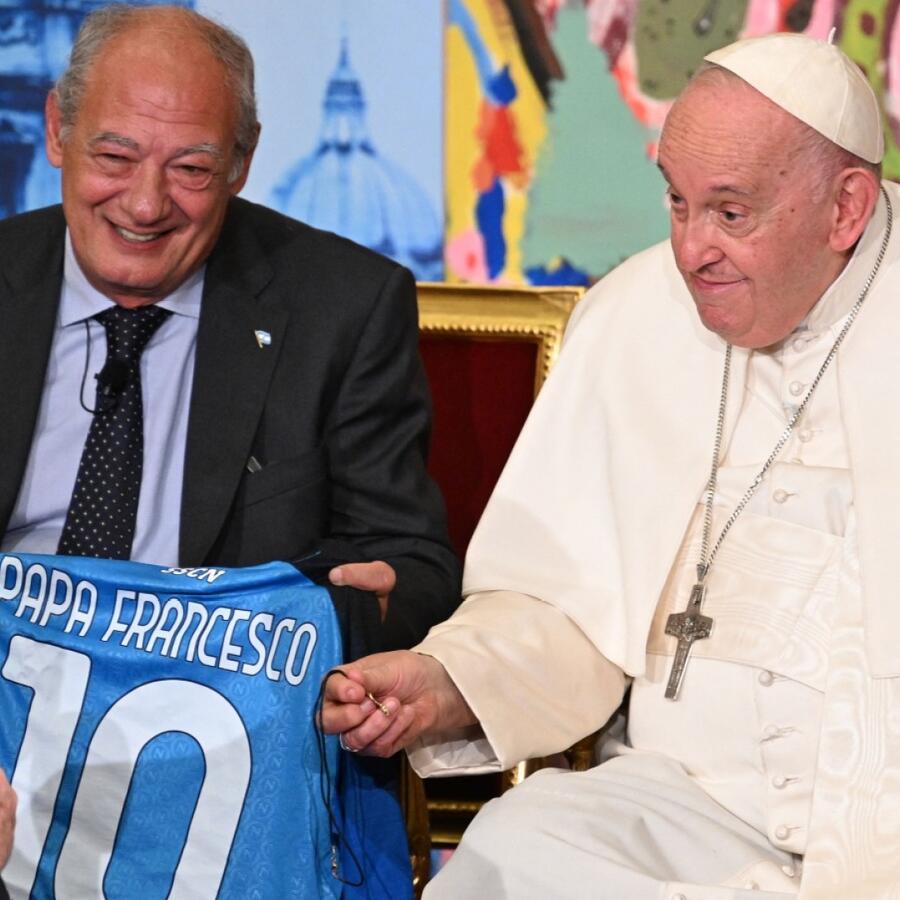 Regalan al papa una réplica del pie de Maradona