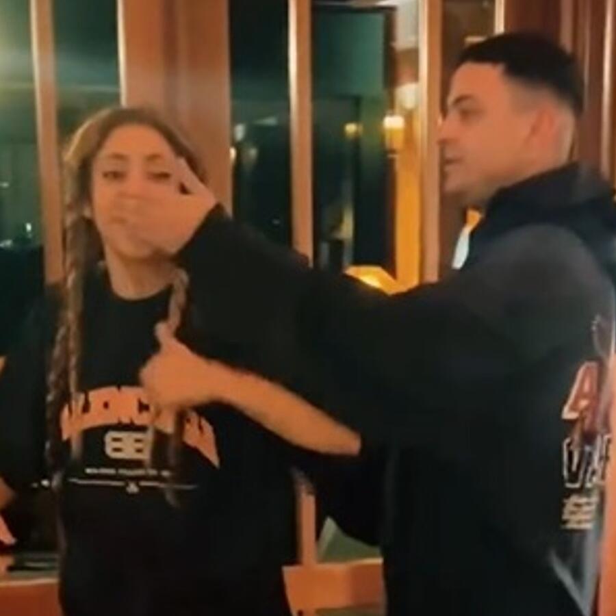 Shakira y Jesús Ortiz de Fuerza Regida cantando 'El jefe'