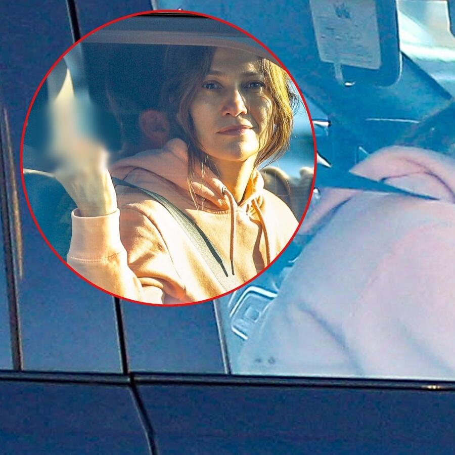 Jennifer Lopez mostrando el dedo medio a los paparazzi