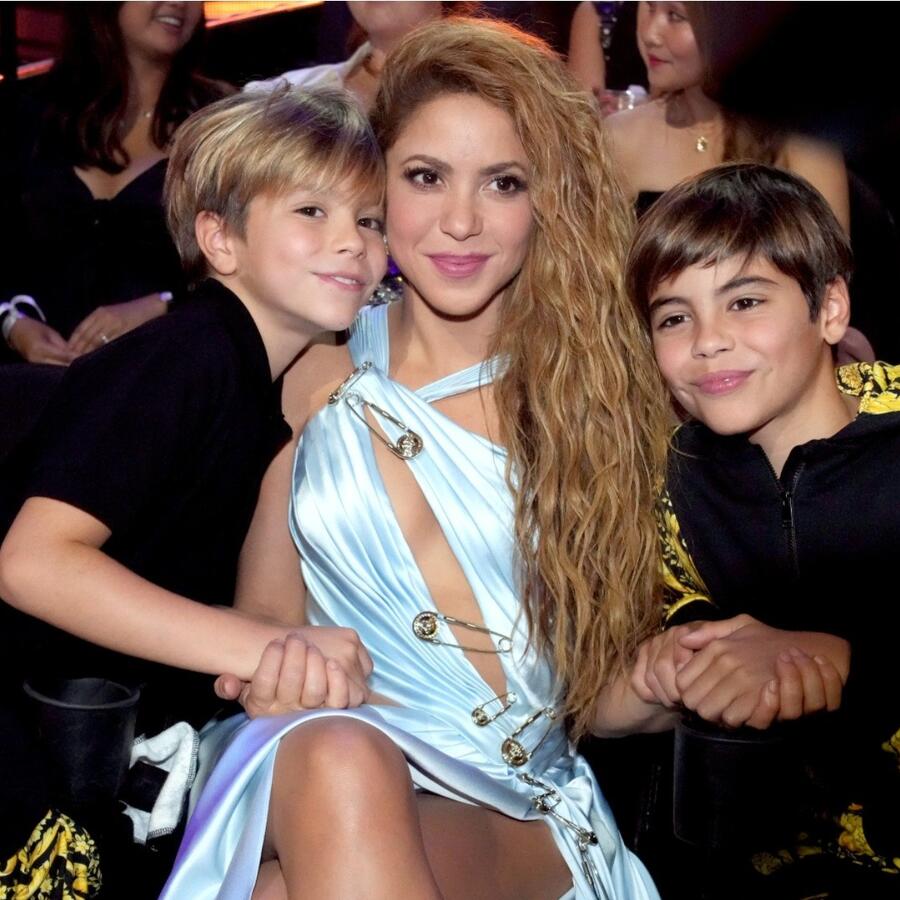 Shakira con sus hijos, Milan y Sasha, en los MTV VMAs 2023