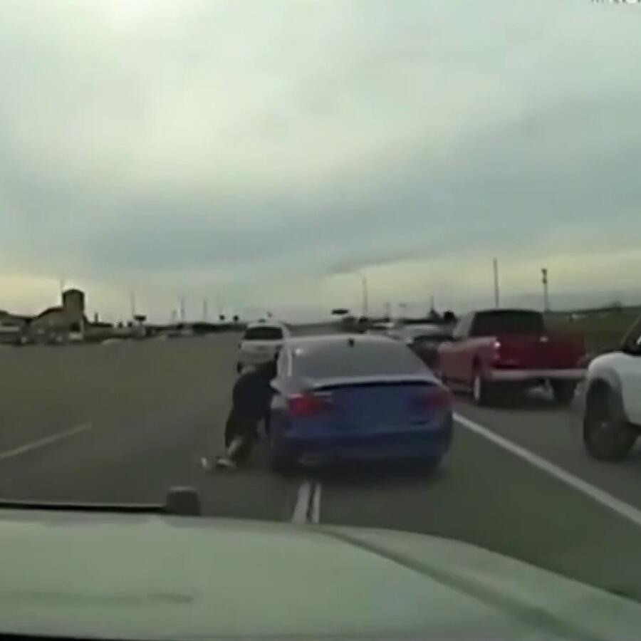 Hombre huye y se mete en sentido contrario en autopista en California