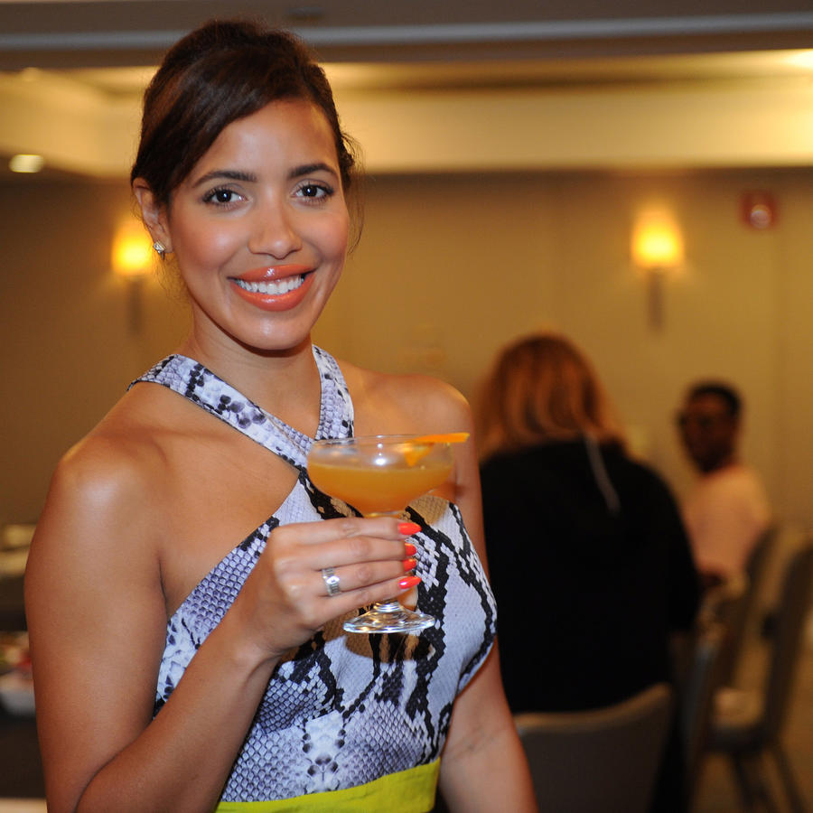 Julissa Bermudez posa con su trago inspirado en ella