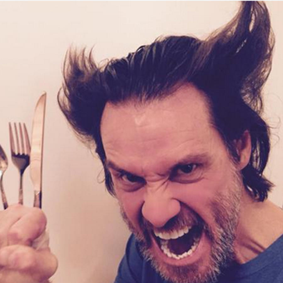 Jim Carrey, el actor de “Ace Ventura” compartió una foto en su cuenta oficial de Twitter imitando al personaje de Hugh Jackman en “Wolverine”.