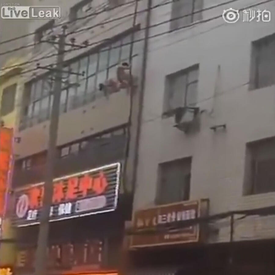 Hombre salta desnudo por la ventana tras ser sorprendido por el esposo de su amante 