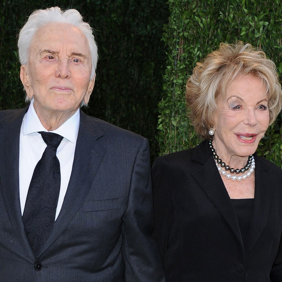 Kirk y Anne Douglas, en la fiesta de los Oscar de Vanity Fair, 2013