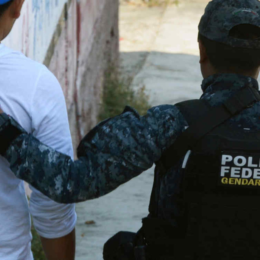Policía Federal de México traslada a un detenido en una imagen de archivo.