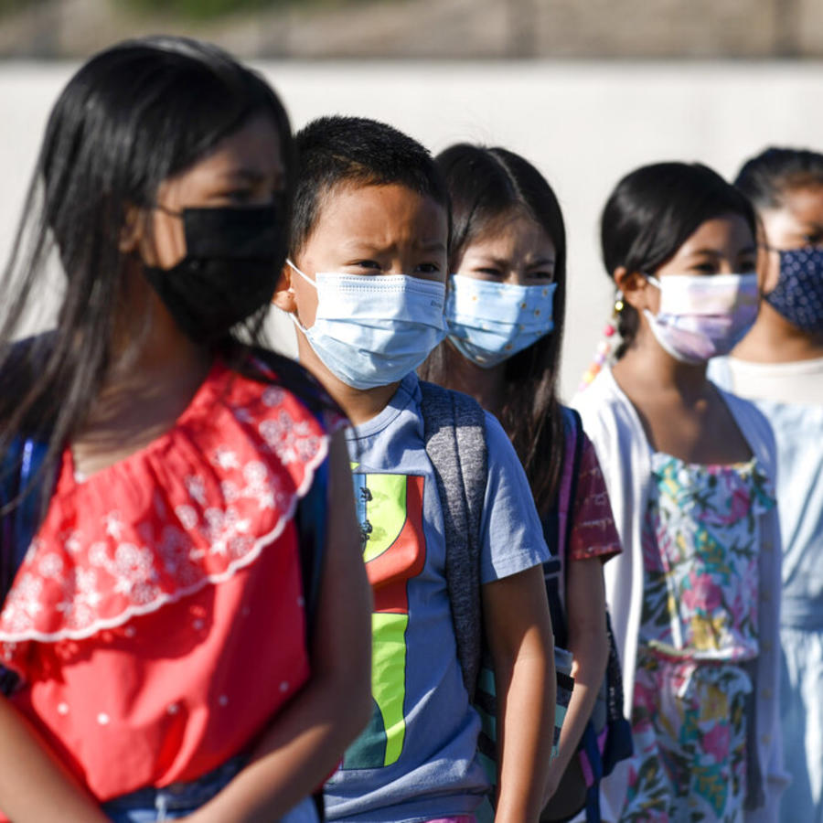Alumnos de primaria usan la mascarilla en una escuela de Chula Vista, California