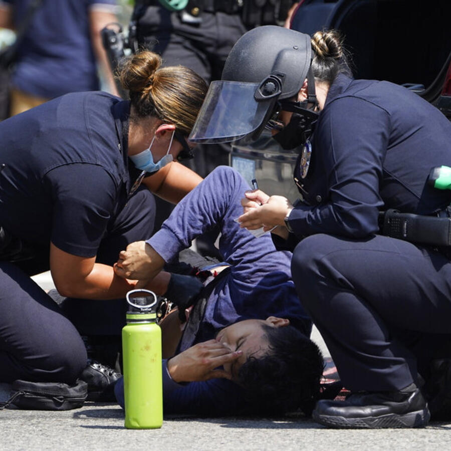 Un manifestante apuñalado frente al ayuntamiento de Los Ángeles en un choque entre grupos a favor y en contra de la vacuna del COVID-19