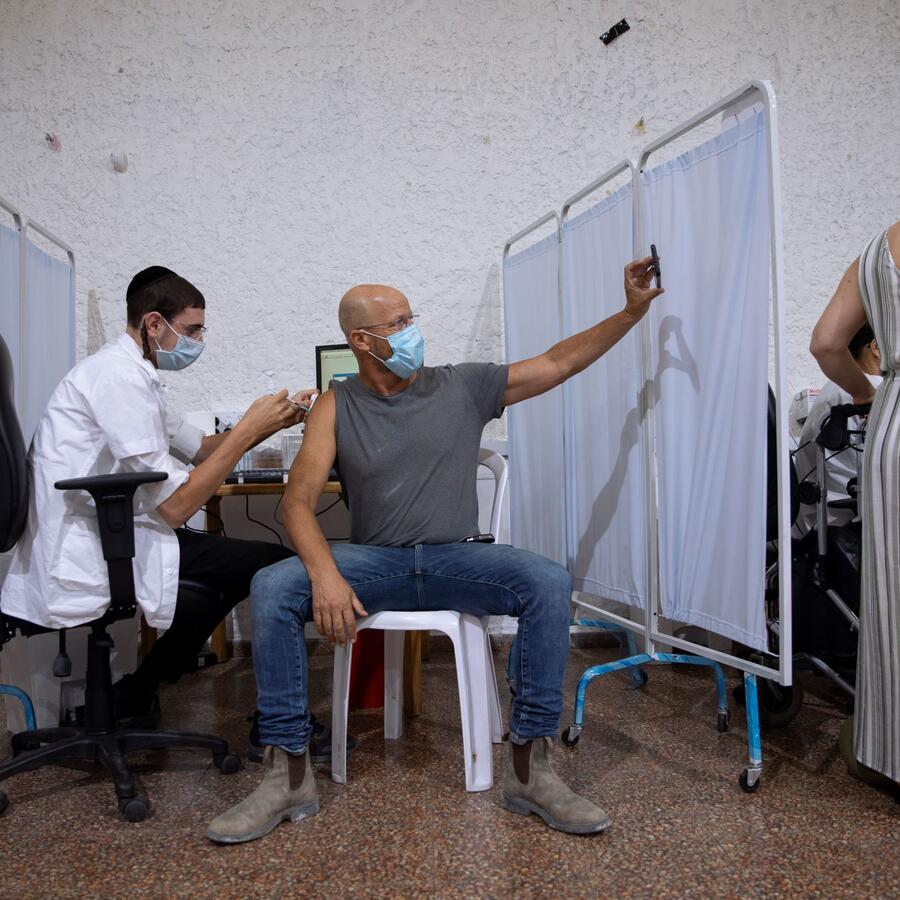 Un hombre recibe la tercera dosis de la vacuna contra el COVID-19 de Pfizer en Ramat Gan, Israel, el 30 de agosto del 2021. En Israel, las personas mayores de 60 años que han estado vacunadas con Pfizer por al menos cinco meses recibieron un refuerzo. 