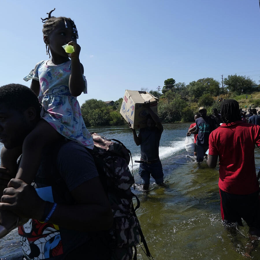 Migrantes haitianos utilizan una presa para cruzar hacia y desde los Estados Unidos desde México, el viernes 17 de septiembre de 2021, en Del Rio, Texas. 