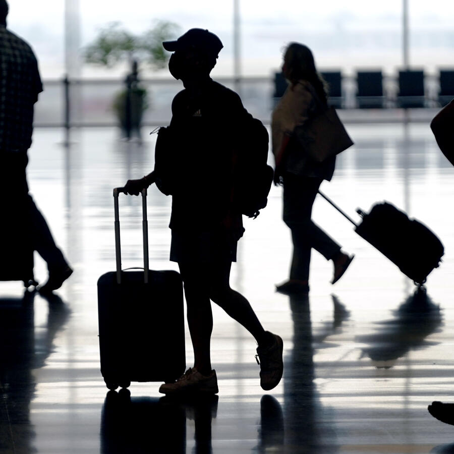 En esta foto de archivo del martes 17 de agosto de 2021, los viajeros se mueven a través del Aeropuerto Internacional de Salt Lake City. 