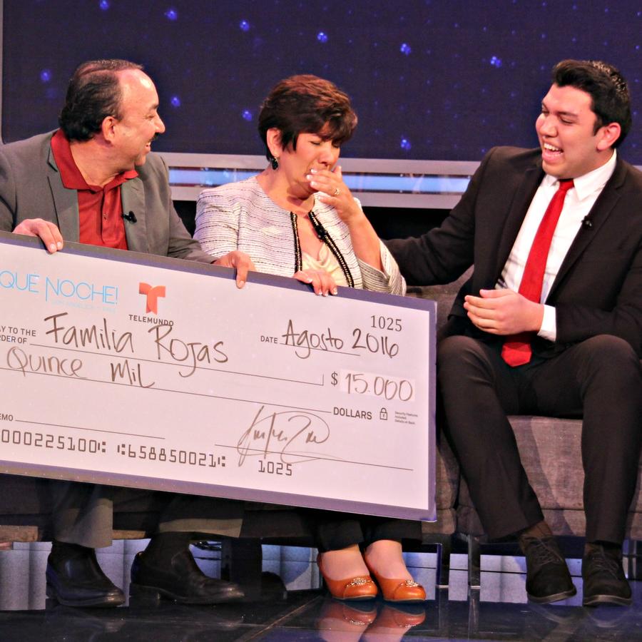 Fernando Rojas y sus padres reciben $15,000 dólares en “¡Qué Noche!”
