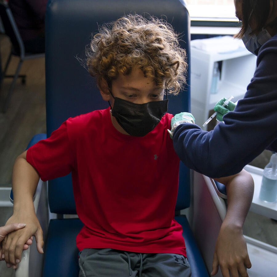 Max Cuevas, 12, recibe la vacuna de Pfizer contra el COVID-19 en el condado de Orange en California. 