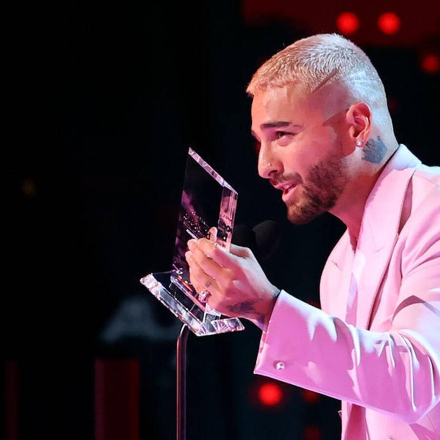 Maluma recibe Premio Billboard Espíritu de la Esperanza en Premios Billboard 2020