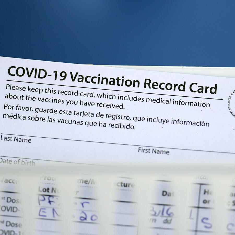 Un carnet de vacunación oficial en un centro de inmunización contra el COVID-19 en Texas, el 16 de marzo de 2021.
