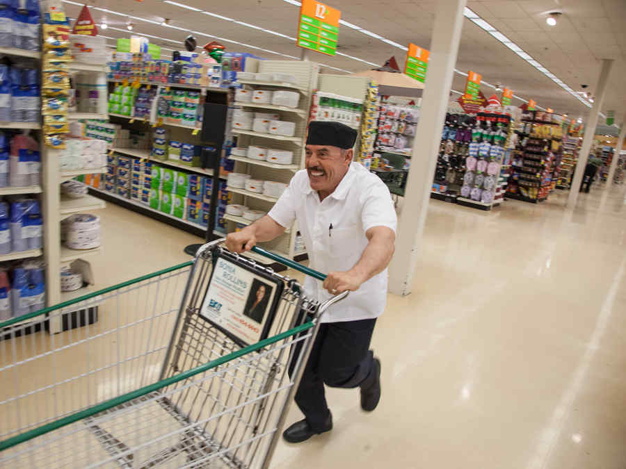 Don Pedro Rivera en el supermercado en Top Chef Estrellas