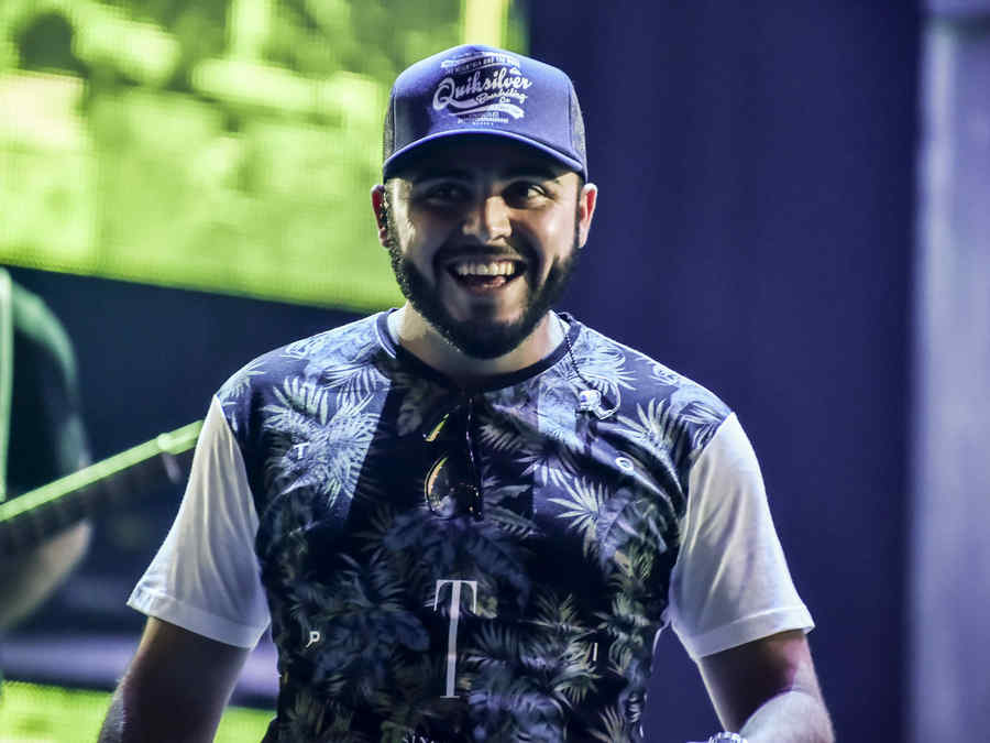 Gerardo Ortiz sonriendo en los ensayos de Premios Billboard 2015