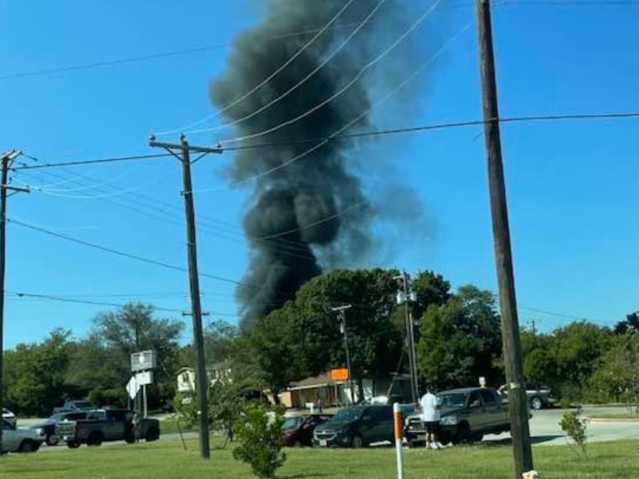 Un avión militar se estrelló este domingo en una zona residencia en Lake Worth, Texas.