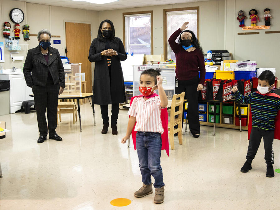 Niños en un salón de clases de preescolar en Chicago