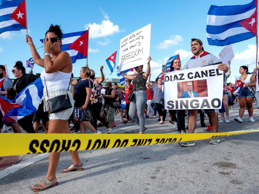 Protesta en apoyo a los manifestantes en Cuba, en Hialeah, Florida.