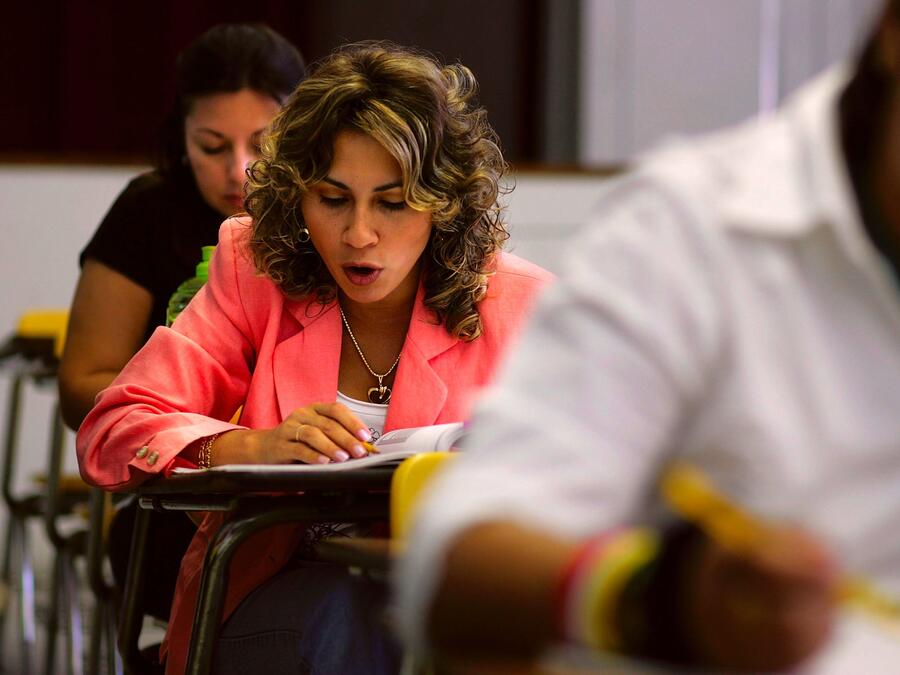 Un grupo de inmigrantes hispanos aprenden inglés en el English Center de Miami, Florida, el 16 de junio de 2006.