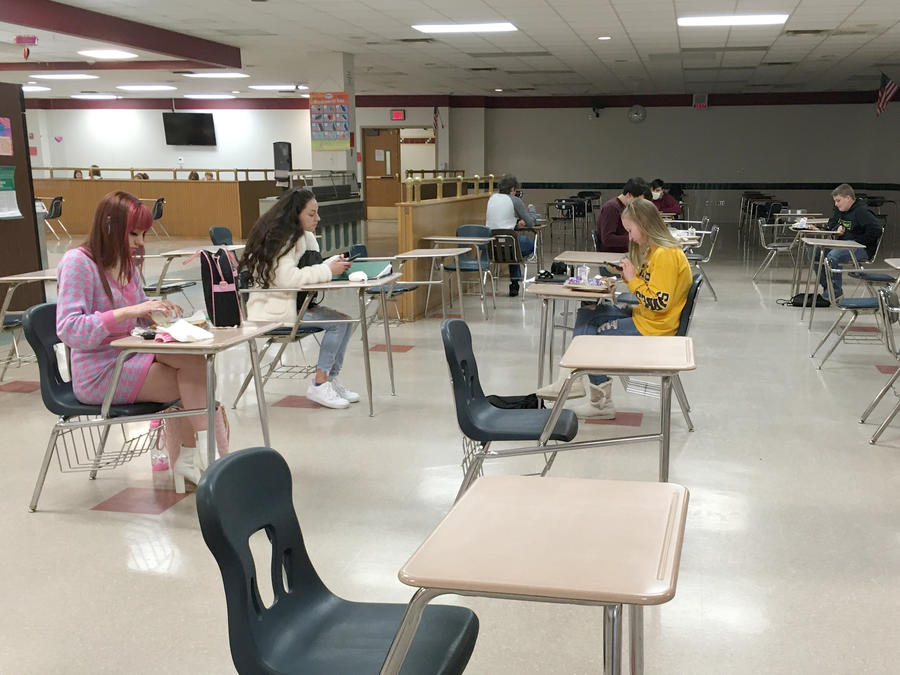 Estudiantes de Nueva York practican el distanciamiento social en la cafetería de una escuela de Wellsville.