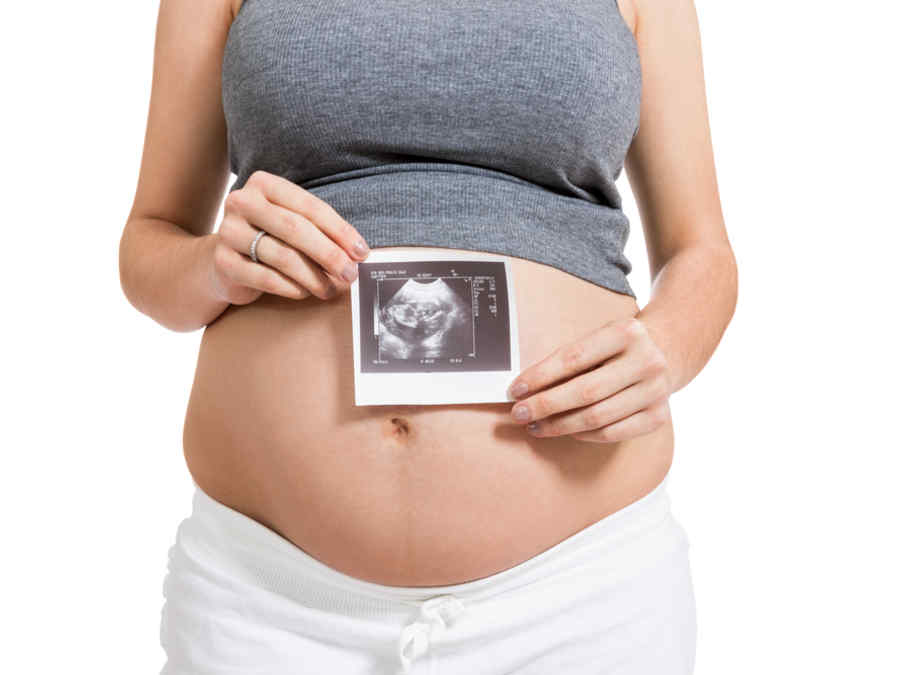 Mujer embarazada muestra foto de su ecografía