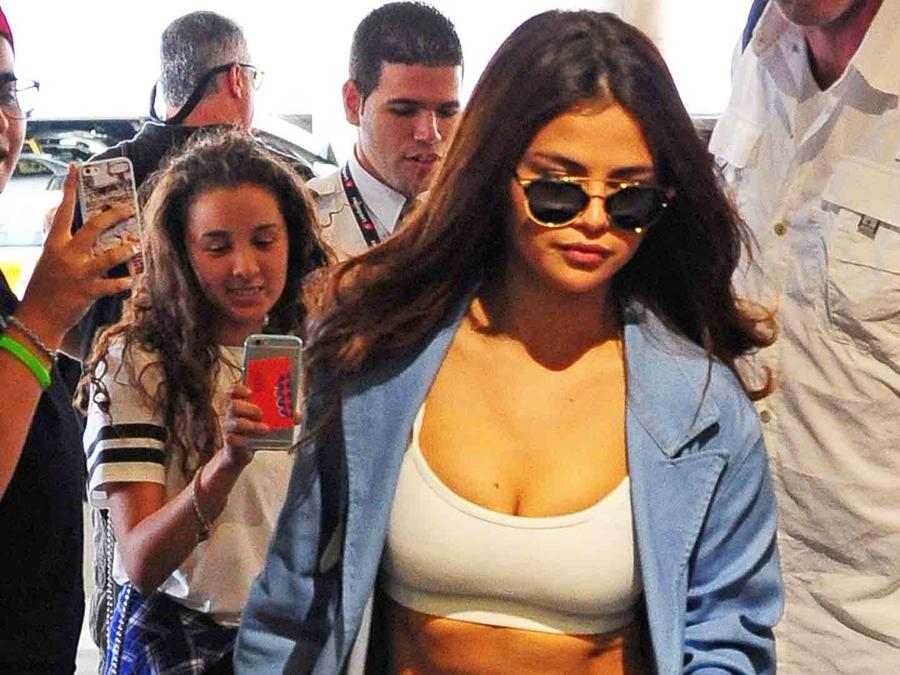Selena Gomez mostró su estómago en el aeropuerto de Miami