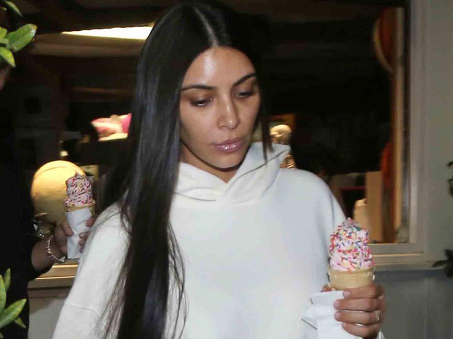 Kim Kardashian tomando helado 