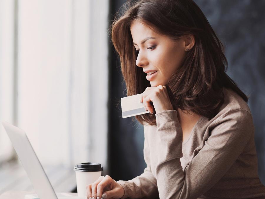 Mujer con tarjeta de crédito y computadora