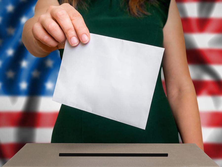 Mujer de vestido votando