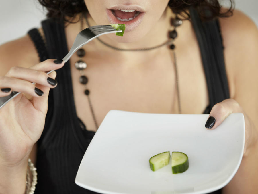 Mujer comiendo pepino