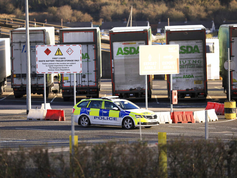 La policía de Staffordshire, Inglaterra, dijo que los ladrones llamaron al número de emergencia por accidente.