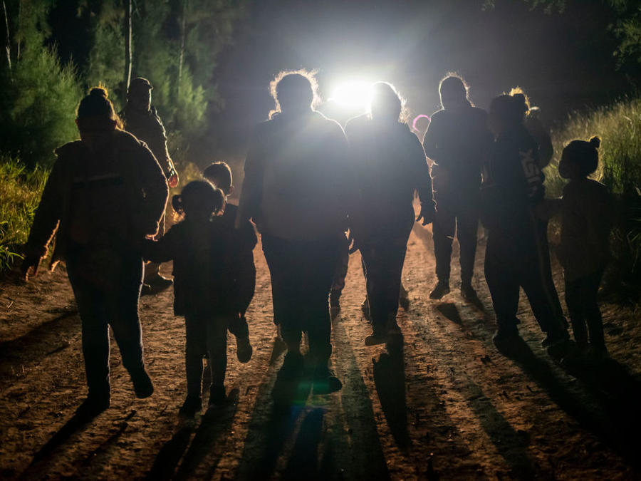 Un grupo de madres migrantes, tras ser detenidas junto a sus hijos por la Patrulla Fronteriza, en el sur de Texas, en el pasado mes de febrero. 
