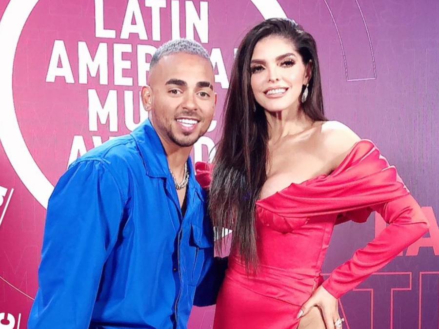 Ozuna y Ana Bárbara en el backstage de los Latin American Music Awards 2021