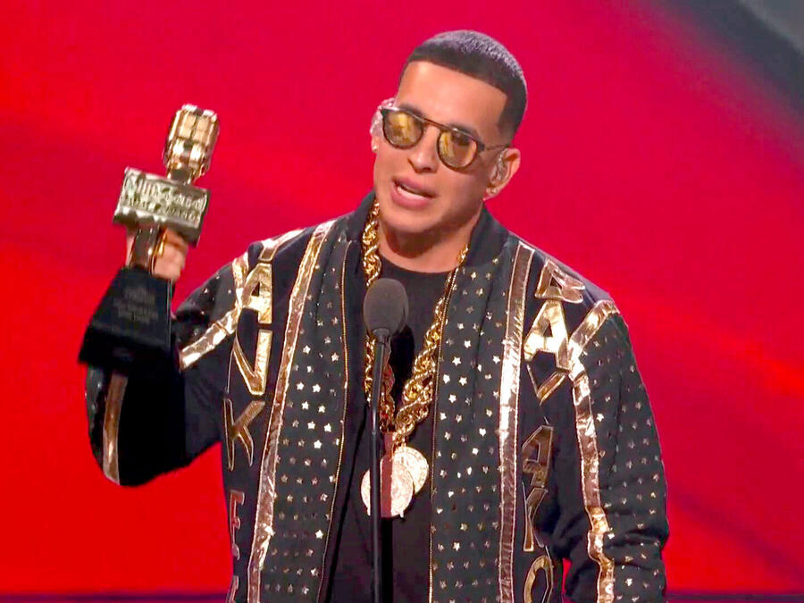 Daddy Yankee recibiendo el Premio Salón de la Fama en los Premios Billboard 2021