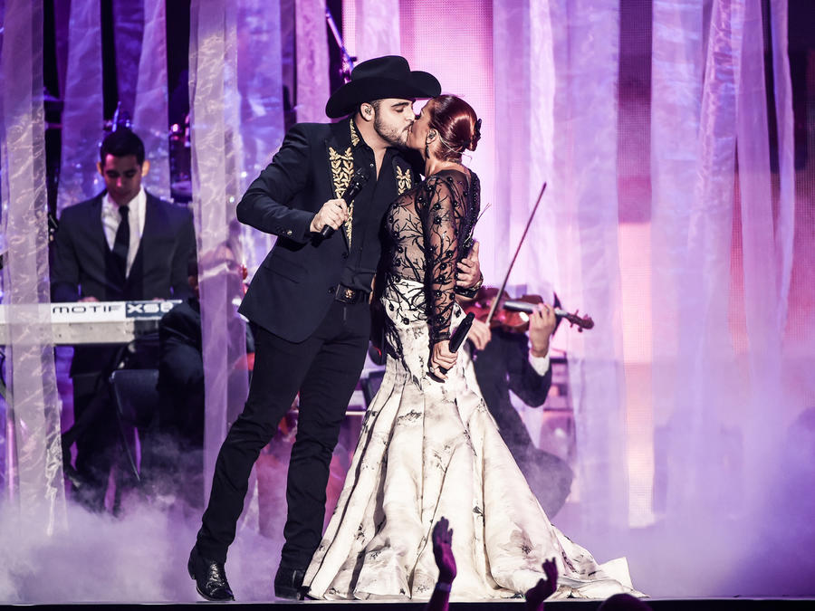 Gerardo Ortíz y Alejandra Guzmán se besan en el escenario de Premios Billboard 2016