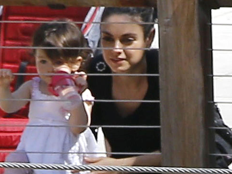 Mila Kunis de paseo en el Zoológico de Los Ángeles junto a su hijita Wyatt.