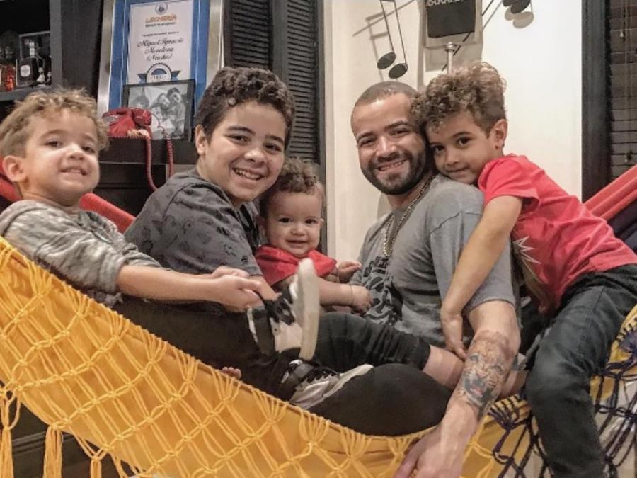 Nacho con todos sus hijos en una hamaca