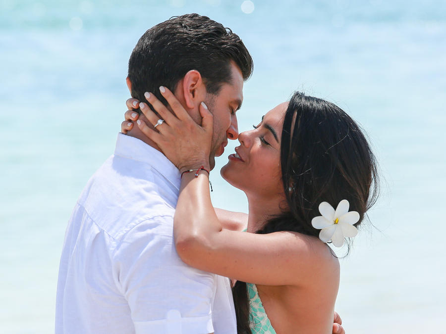 Scarlet gruber y Christian de la Campa besándose en la playa Tierra de Reyes