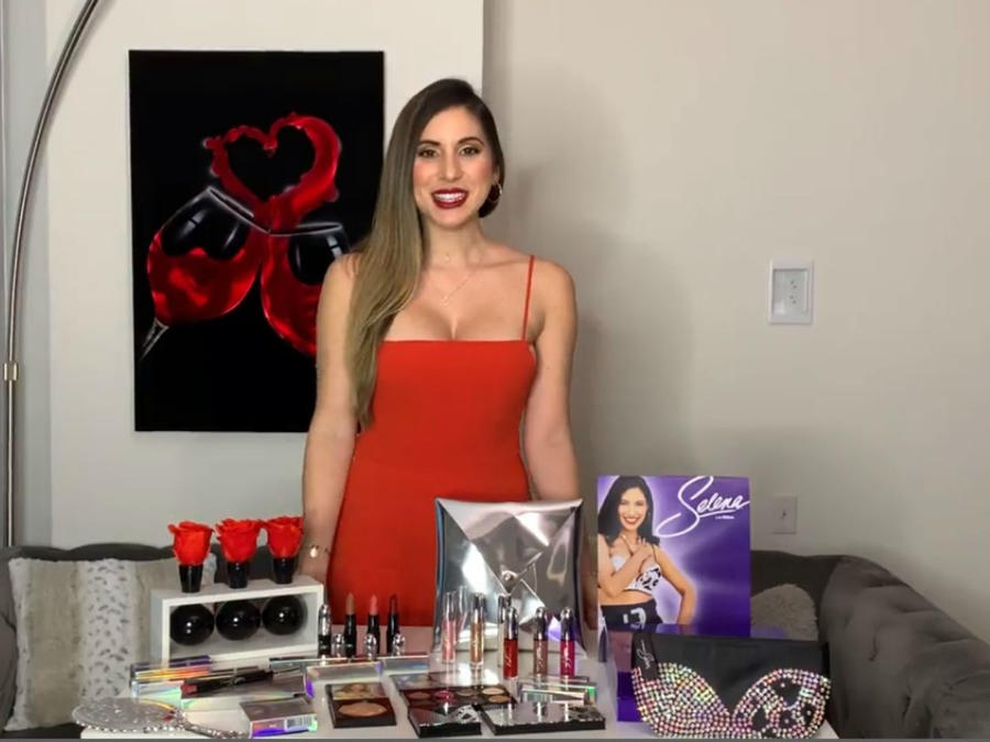 Alexandra Olavarria mostrando el maquillaje de Selena
