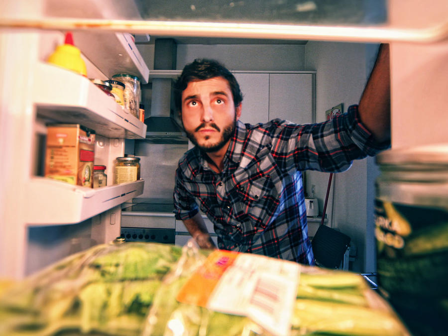Hombre en refrigerador
