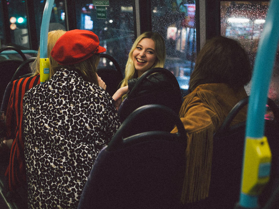 Adolescentes en autobús