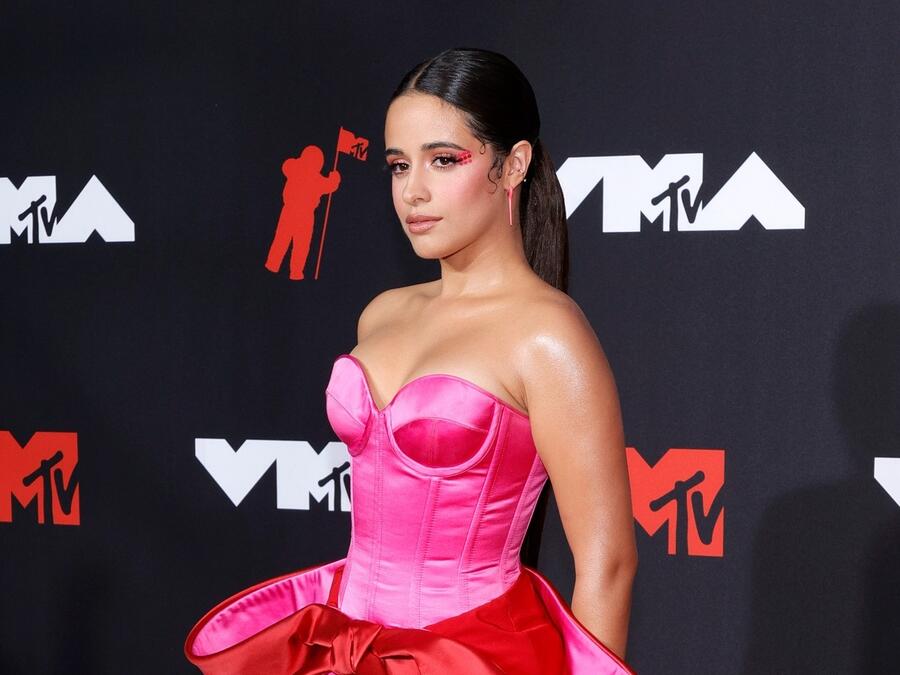 Camila Cabello en la alfombra roja de los MTV Music Awards 2021