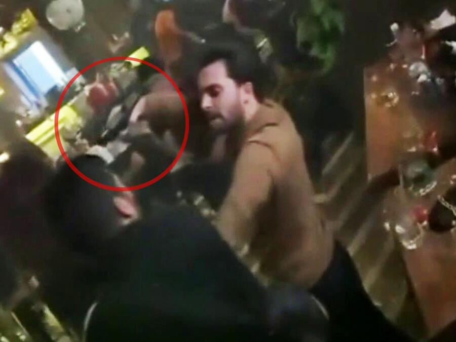 En video: Un sobrino de 'El Chapo' dispara dentro de un bar lleno de gente