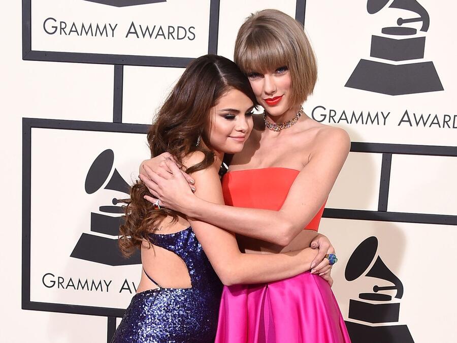 Selena Gomez y Taylor Swift abrazadas en los Grammy Awards