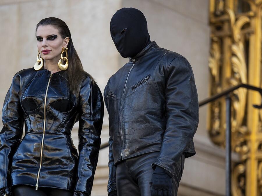 Julia Fox y Kanye West en la Semana de la Moda de París.