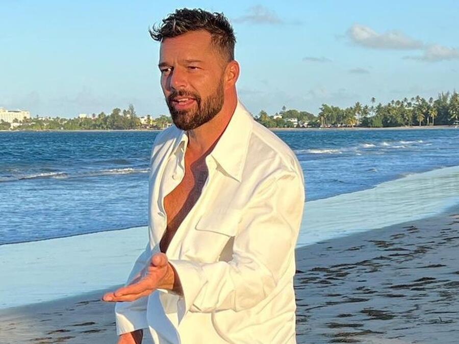 Ricky Martin posando en la playa 