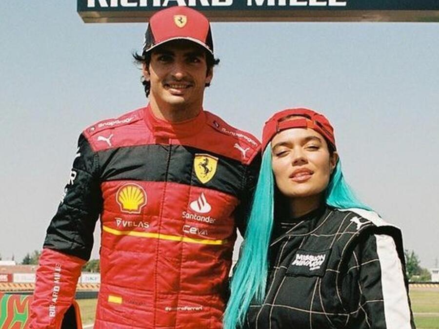 Karol G en la fábrica de Ferrari en Maranello, junto al piloto Carlos Sainz
