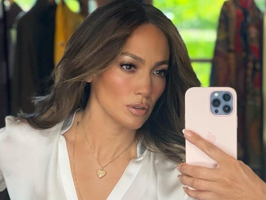 Jennifer Lopez posando 